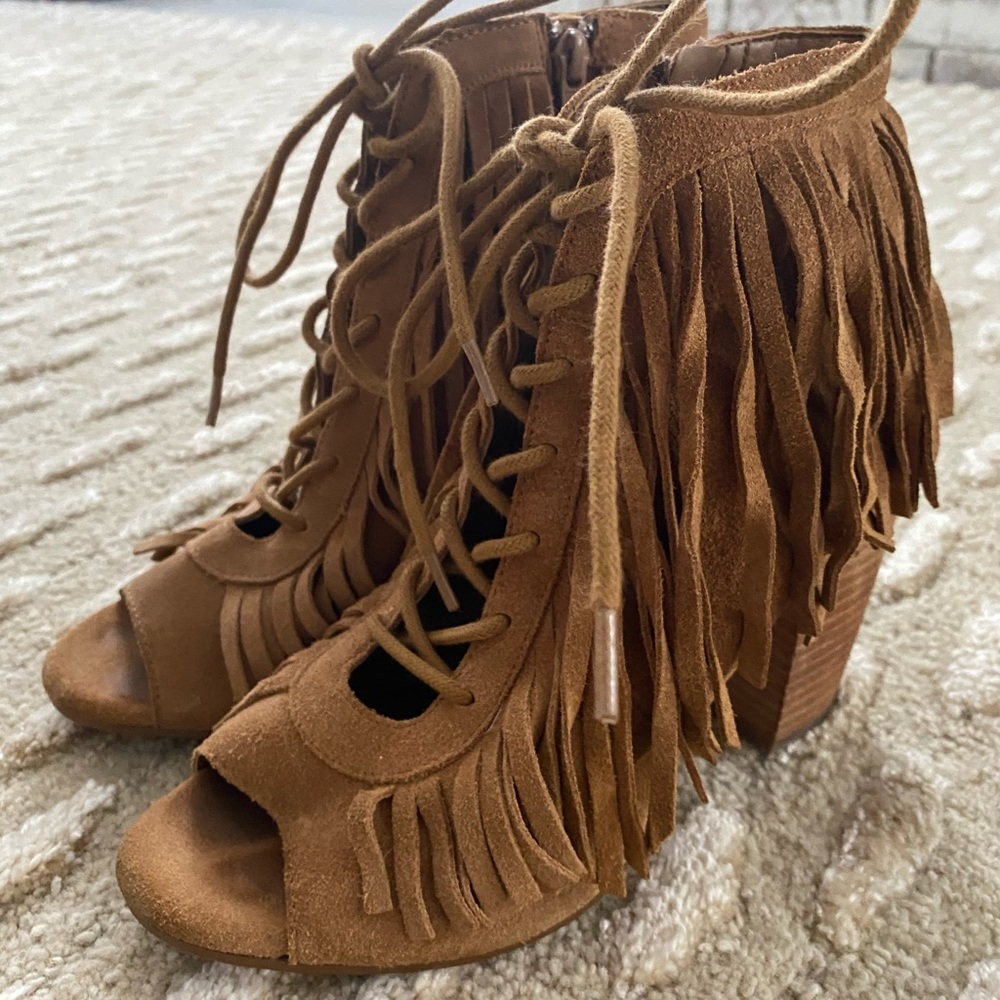 Gianni Bini 9.5 suede brown booties